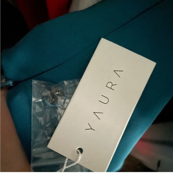 Yaura Halterneck Maxi Dress with Asymmetrical Train - Picture 4 of 6